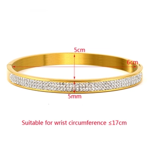 Détail du jonc doré serti de cristaux avec largeur de 5mm et diamètre de 5cm x 6cm