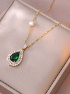 Collier doré élégant avec pendentif émeraude poire et accent de perle blanche
