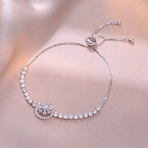 Bracciale regolabile stella e luna in argento con zirconi su sfondo di raso champagne
