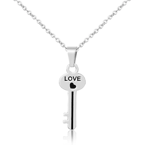 Gepolijste zilveren LOVE-sleutel hanger ketting met verticale reflectie op witte achtergrond