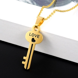 Gouden titanium stalen sleutel hanger ketting met LOVE gravure en zwart hart detail