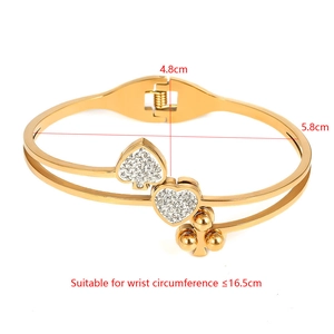 Dettaglio del bracciale dorato con cuori e picche in cristalli e diametro di 5,8 cm