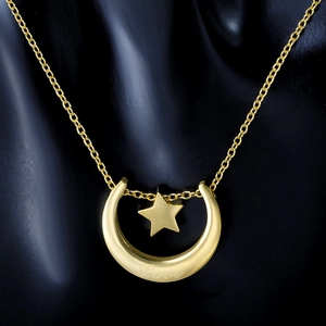 Collar dorado con colgante de estrella y luna creciente y grabado Love en busto negro