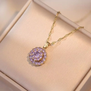 Collier doré élégant avec pendentif rond imbriqué et cristaux violets brillants