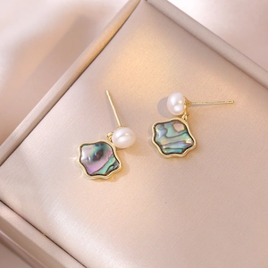 Boucles d'oreilles dorées avec perles naturelles et pétales de tournesol irisés