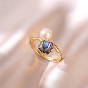 Bague dorée avec perle blanche ronde et incrustation d'abalone irisée carrée