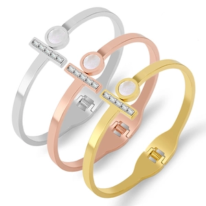 Trois bracelets à ressort style T en or rose, or et argent avec nacre et zircons