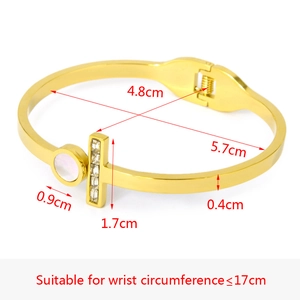 Gros plan détaillé du bracelet à ressort doré avec insert en nacre et barrette de cristaux