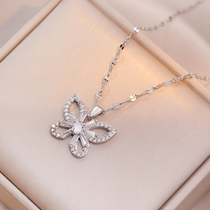 Collier avec pendentif papillon et zircons élégant dans un coffret à bijoux en satin doré