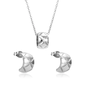 Conjunto de joyas de plata moderno con collar y pendientes de rombos