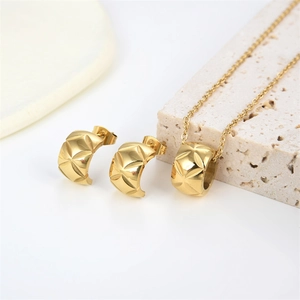 Conjunto de joyas de oro rosa de 18K con pendientes de aro acolchados y collar a juego