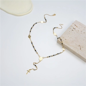 Collier croix pour femmes avec perles multicolores et médailles sur une chaîne dorée