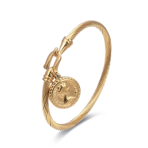 Dettaglio del bracciale a corda dorata con ciondolo moneta Elisabetta II e chiusura a U