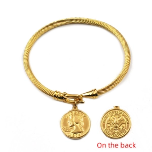 Bracciale a cavo dorato con ciondolo a moneta Liberty e chiusura a gancio a U da donna