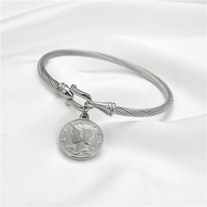 Dettaglio del bracciale rigido a cavo ritorto argento con ciondolo Liberty e chiusura gancio