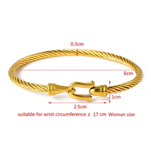 Specifiche dettagliate del bracciale a cavo ritorto dorato con chiusura a gancio a U