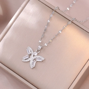 Zilveren vlinder hanger ketting met fonkelende zirkonia op een lipvormige ketting
