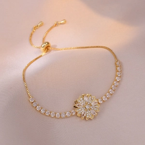 Bracciale regolabile girasole dorato con zirconi brillanti e chiusura a scorrimento pratica