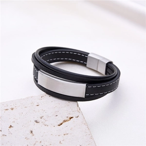 Mehrlagiges Herrenarmband aus schwarzem Leder mit Edelstahl-Magnetverschluss und Silberanhänger