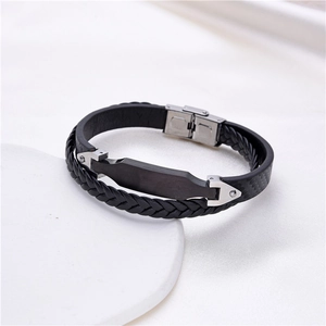 Herren Armband aus zweilagigem Leder mit Kohlefaser-Textur und silbernem Metallverschluss