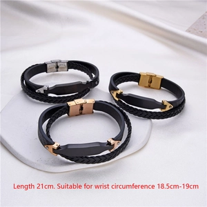 Makro-Detail von dreifachen geflochtenen Herren Lederarmbändern mit Edelstahlverschluss