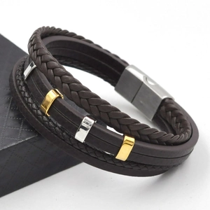 Mehrlagiges geflochtenes Herrenarmband aus braunem Leder mit silber-goldenen Ringen