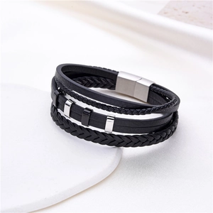 Mehrlagiges geflochtenes Lederarmband mit farbigen Metallakzenten und Magnetverschluss