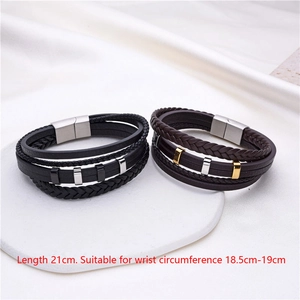 Detail eines 21 cm langen, mehrlagig geflochtenen Herrenarmbands mit Magnetverschluss