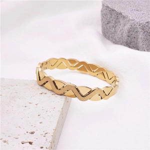 Minimalistischer goldener Wellenarmreif aus Titanstahl mit mattem und poliertem Finish