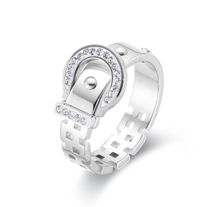Anello con fibbia in argento con pavé di cristalli e motivo geometrico in acciaio inox