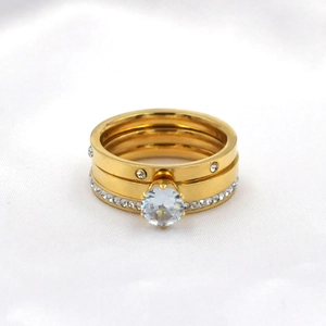 Set di tre anelli placcati in oro con un grande zircone e fedi nuziali piene di strass