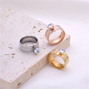 Anillo de acero de titanio con circonita grande y cristales micro pavé en tres tonos de color