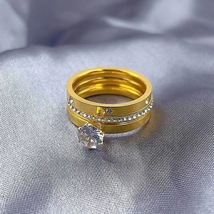 Elegante set di anelli a tre livelli placcati oro con grande zircone e pavé
