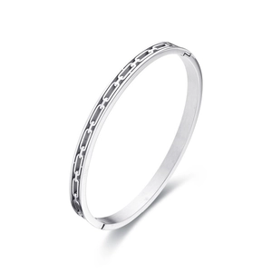 Brazalete de cadena de acero inoxidable plateado pulido con diseño hueco para mujer