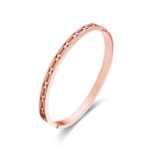 Elegante brazalete de oro rosa con eslabones huecos y cierre de hebilla de seguridad