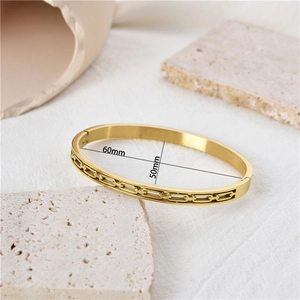 Detalle de las dimensiones del diámetro interior de 60 mm y 50 mm del brazalete de cadena oro