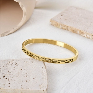 Brazalete ovalado minimalista de acero dorado con patrones de cadena y bisagra