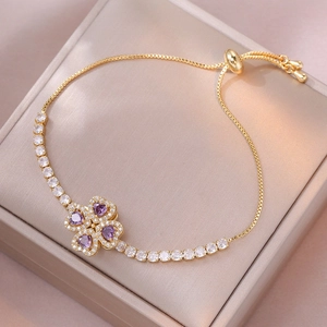 Bracciale a quadrifoglio regolabile in oro con cuori viola su scatola porta gioielli