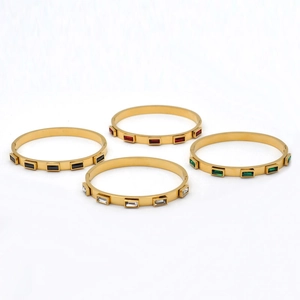 Set de cuatro brazaletes de acero dorado con gemas rectangulares de varios colores
