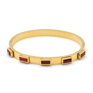 Brazalete de acero inoxidable dorado con cinco piedras preciosas rojas rectangulares