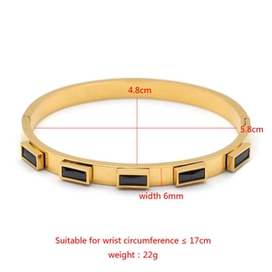 Dimensiones detalladas del brazalete de acero dorado con piedras rectangulares negras