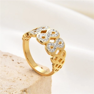Anello in acciaio inossidabile dorato con simboli dell'infinito e pavé di cristalli