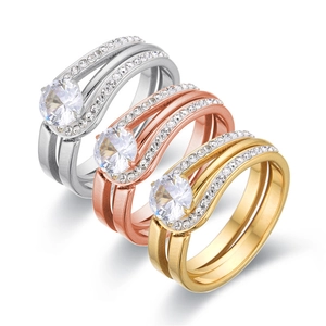 Set de tres anillos apilables de acero de titanio en plata, oro rosa y oro con circón