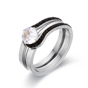 Anillo de doble banda en acero de titanio con circonita blanca y detalles en circonio negro
