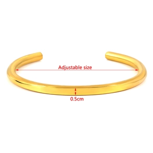 Détail d'un bracelet jonc ajustable de 0,5 cm en acier inoxydable plaqué or 18 carats