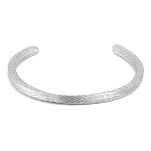 Vista dettagliata del bracciale rigido in acciaio argento con trama a spina di pesce