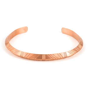 Dettaglio del bracciale rigido in acciaio inossidabile oro rosa con trama geometrica