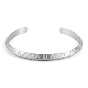Bracciale rigido aperto in acciaio inossidabile argento con rilievo geometrico e finitura opaca