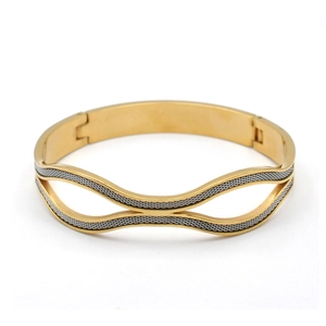 Détail du bracelet ajouré vague bicolore avec finition dorée et maille argentée