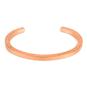 Dettaglio dei motivi a stella sul bracciale aperto in acciaio inossidabile oro rosa